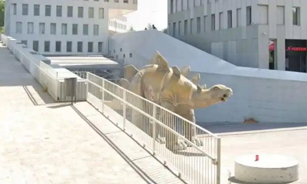 Ισπανία: Άνδρας βρέθηκε νεκρός μέσα σε άγαλμα δεινόσαυρου